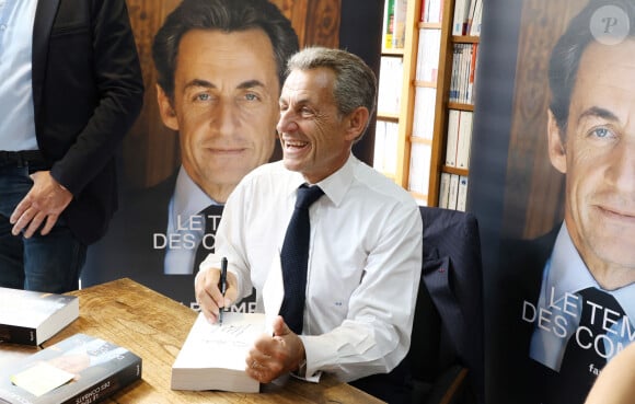 Nicolas Sarkozy dédicace son livre "Le temps des Combats" à la Librairie du Marché à Deauville, le 1er septembre 2023. © Denis Guignebourg/Bestimage