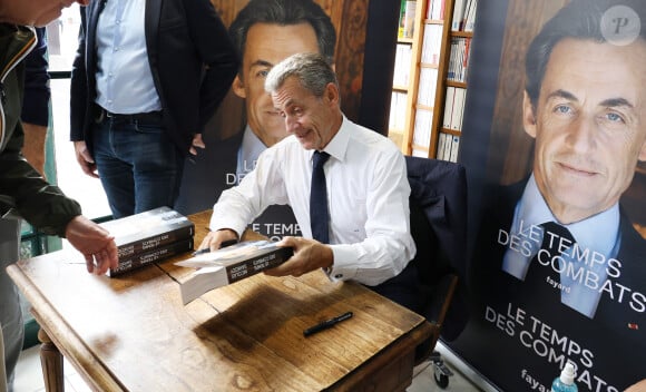 Nicolas Sarkozy dédicace son livre "Le temps des Combats" à la Librairie du Marché à Deauville, le 1er septembre 2023. © Denis Guignebourg/Bestimage