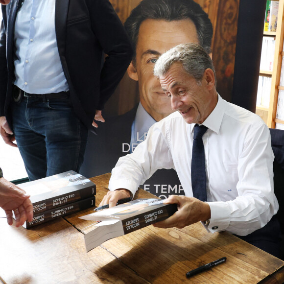 Nicolas Sarkozy dédicace son livre "Le temps des Combats" à la Librairie du Marché à Deauville, le 1er septembre 2023. © Denis Guignebourg/Bestimage