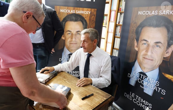 Nicolas Sarkozy dédicace son livre "Le temps des Combats" à la Librairie du Marché à Deauville, le 1er septembre 2023. © Denis Guignebourg/Bestimage