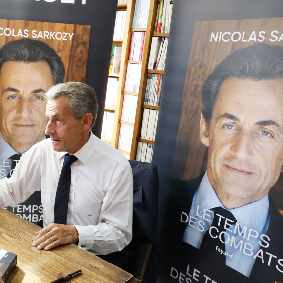 Nicolas Sarkozy dédicace son livre "Le temps des Combats" à la Librairie du Marché à Deauville, le 1er septembre 2023. © Denis Guignebourg/Bestimage