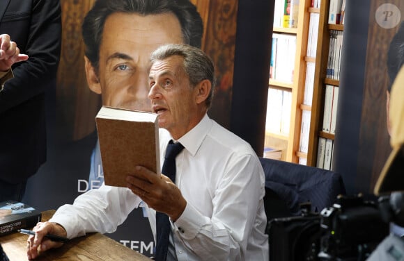 Nicolas Sarkozy dédicace son livre "Le temps des Combats" à la Librairie du Marché à Deauville, le 1er septembre 2023. © Denis Guignebourg/Bestimage