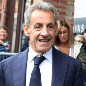 C'est la suite d'une aventure littéraire riche en émotions.
Nicolas Sarkozy dédicace son livre "Le temps des Combats" à la Librairie du Marché à Deauville. © Denis Guignebourg/Bestimage