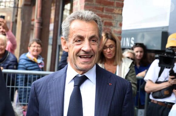 C'est la suite d'une aventure littéraire riche en émotions.
Nicolas Sarkozy dédicace son livre "Le temps des Combats" à la Librairie du Marché à Deauville. © Denis Guignebourg/Bestimage