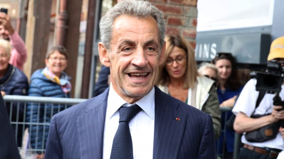 PHOTOS Nicolas Sarkozy : Sa fille Giulia, petite ado stylée aux cheveux longs, le surveille de près en dédicaces !