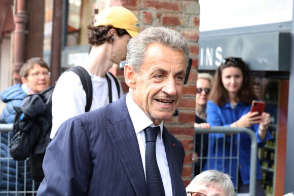 Nicolas Sarkozy dédicace son livre "Le temps des Combats" à la Librairie du Marché à Deauville, le 1er septembre 2023. © Denis Guignebourg/Bestimage