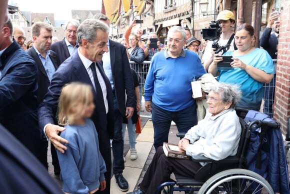 L'ancien président a eu l'occasion de rencontrer son public... sous l'oeil attentif de son adorable petite fille Giulia, 11 ans !
Nicolas Sarkozy dédicace son livre "Le temps des Combats" à la Librairie du Marché à Deauville, le 1er septembre 2023. © Denis Guignebourg/Bestimage