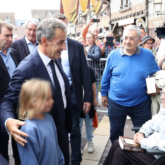 L'ancien président a eu l'occasion de rencontrer son public... sous l'oeil attentif de son adorable petite fille Giulia, 11 ans !
Nicolas Sarkozy dédicace son livre "Le temps des Combats" à la Librairie du Marché à Deauville, le 1er septembre 2023. © Denis Guignebourg/Bestimage