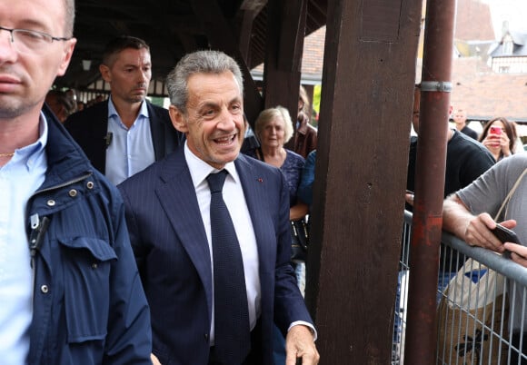 Nicolas Sarkozy dédicace son livre "Le temps des Combats" à la Librairie du Marché à Deauville, le 1er septembre 2023. © Denis Guignebourg/Bestimage