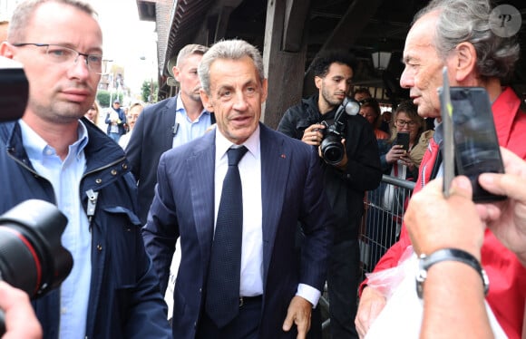 Nicolas Sarkozy dédicace son livre "Le temps des Combats" à la Librairie du Marché à Deauville, le 1er septembre 2023. © Denis Guignebourg/Bestimage