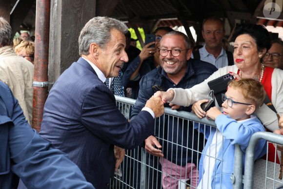 Nicolas Sarkozy dédicace son livre "Le temps des Combats" à la Librairie du Marché à Deauville, le 1er septembre 2023. © Denis Guignebourg/Bestimage