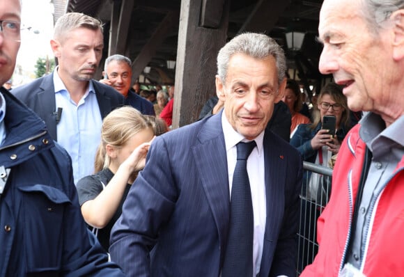 Nicolas Sarkozy dédicace son livre "Le temps des Combats" à la Librairie du Marché à Deauville, le 1er septembre 2023. © Denis Guignebourg/Bestimage