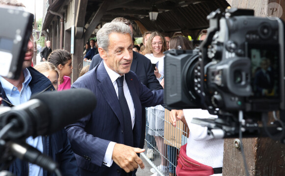 Nicolas Sarkozy dédicace son livre "Le temps des Combats" à la Librairie du Marché à Deauville, le 1er septembre 2023. © Denis Guignebourg/Bestimage