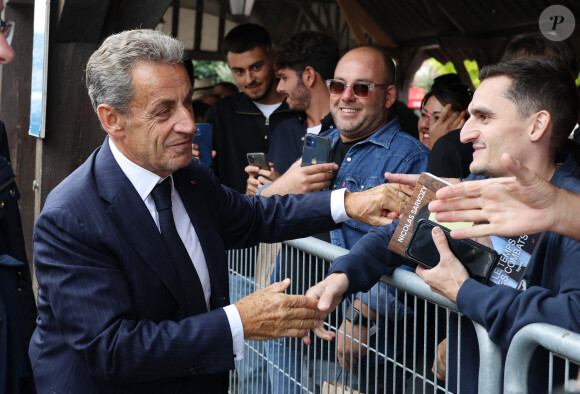 Nicolas Sarkozy dédicace son livre "Le temps des Combats" à la Librairie du Marché à Deauville, le 1er septembre 2023. © Denis Guignebourg/Bestimage