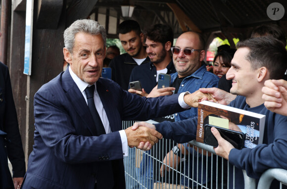 Nicolas Sarkozy dédicace son livre "Le temps des Combats" à la Librairie du Marché à Deauville, le 1er septembre 2023. © Denis Guignebourg/Bestimage