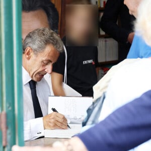 Il s'est rendu à la Librairie du marché à Deauville le 1er septembre 2023.
Nicolas Sarkozy dédicace son livre "Le temps des Combats" à la Librairie du Marché à Deauville, le 1er septembre 2023. © Denis Guignebourg/Bestimage
