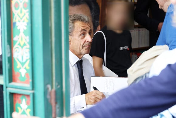 Nicolas Sarkozy est de retour en librairie avec son livre "Le temps des combats".
Nicolas Sarkozy dédicace son livre "Le temps des Combats" à la Librairie du Marché à Deauville, le 1er septembre 2023. © Denis Guignebourg/Bestimage