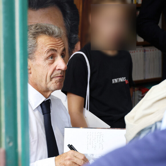 Nicolas Sarkozy est de retour en librairie avec son livre "Le temps des combats".
Nicolas Sarkozy dédicace son livre "Le temps des Combats" à la Librairie du Marché à Deauville, le 1er septembre 2023. © Denis Guignebourg/Bestimage