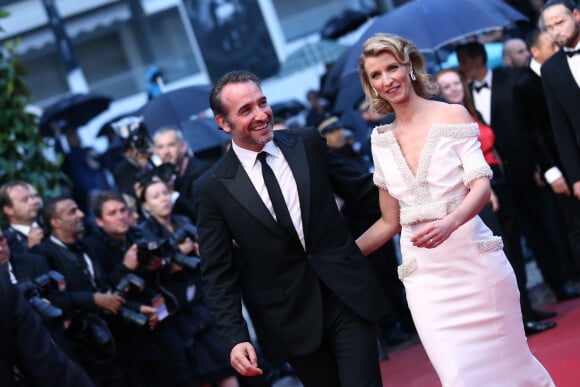 Mais les ex-tourtereaux semblent avoir fini avec ce chapitre de leur vie... Ainsi, TF1 a décidé de mettre à l'honneur un remake de la série... sans eux !
Jean Dujardin et Alexandra Lamy - montrée du film "Therèse Desqueroux" pour la cérémonie de cloture du 65ème festival de Cannes - le 27 mai 2012.
