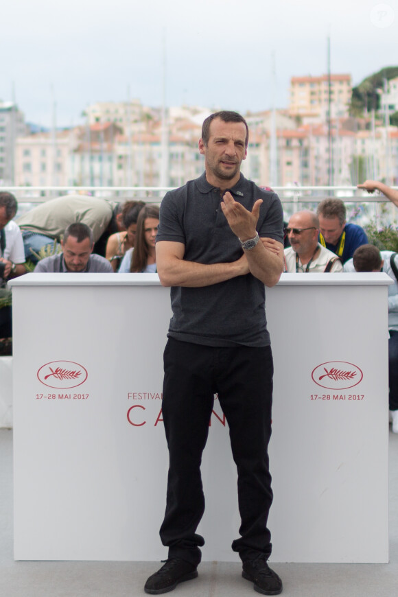 Photo : Carmen Kassovitz, Mathieu Kassovitz - People au photocall du défilé  Saint-Laurent Prêt-à-porter Automne/Hiver 2022/2023 dans le cadre de la  Fashion Week de Paris, France, le 1er Mars 2022. © Olivier