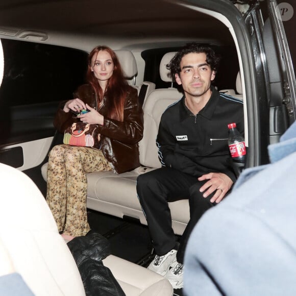 Selon TMZ, le chanteur a déposé une demande de divorce à l'aide d'un avocat spécialisé
Joe Jonas et sa femme Sophie Turner à la sortie d'un concert after party à Londres, Royaume Uni, le 14 avril 2023. 