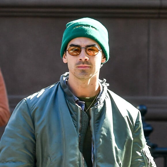 Exclusif - Sophie Turner et son mari Joe Jonas dînent en terrasse à New York le 20 mars 2023. 