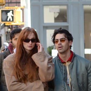 Exclusif - Sophie Turner et son mari Joe Jonas se promènent dans les rues de New York le 19 mars 2023. 