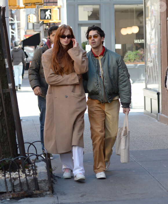 Exclusif - Sophie Turner et son mari Joe Jonas se promènent dans les rues de New York le 19 mars 2023. 