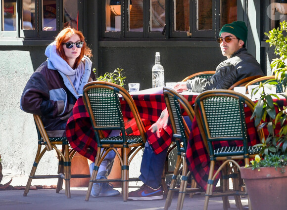 Exclusif - Sophie Turner et son mari Joe Jonas dînent en terrasse à New York le 20 mars 2023. 