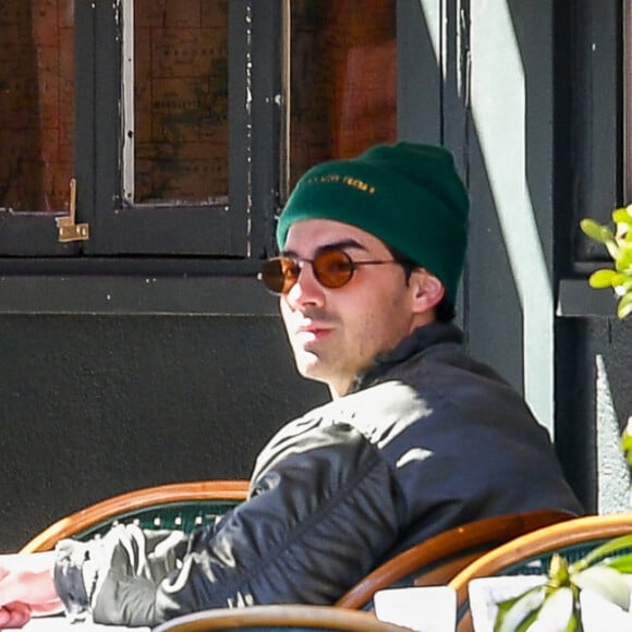 Exclusif - Sophie Turner et son mari Joe Jonas dînent en terrasse à New York le 20 mars 2023. 