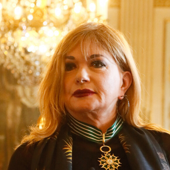 La comédienne n'avait pas pu assurer les réprésentations de la pièce de théâtre dans laquelle elle jouait lors du Festival d'Avignon cet été.
Exclusif - Catherine Jacob - Cérémonie de remise des insignes de Commandeur des Arts et des Lettres à Catherine Jacob au Ministère de la Culture à Paris le 5 septembre 2023. Actrice populaire, Catherine Jacob fut élevée au grade de commandeure de l'ordre des Arts et Lettres en 2019 par le ministre Franck Riester. En raison des épisodes du Covid 19, la cérémonie n'avait pu avoir lieu. Cet oubli est réparé en ce mardi 5 septembre 2023 au Ministère de la culture par la ministre de la culture Rima Abdul-Malak. Ami de Catherine Jacob, Gilles Muzas, ancien conseiller politique et président d'une agence de conseil a réunit autour d'elle ses amis du monde du spectacle et de la culture. © Christophe Clovis / Bestimage 