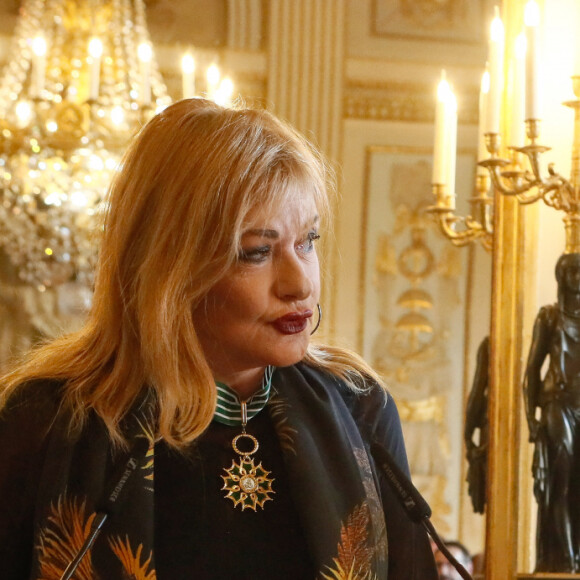 Exclusif - Catherine Jacob, Rima Abdul-Malak (ministre de la Culture) - Cérémonie de remise des insignes de Commandeur des Arts et des Lettres à Catherine Jacob au Ministère de la Culture à Paris le 5 septembre 2023. Actrice populaire, Catherine Jacob fut élevée au grade de commandeure de l'ordre des Arts et Lettres en 2019 par le ministre Franck Riester. En raison des épisodes du Covid 19, la cérémonie n'avait pu avoir lieu. Cet oubli est réparé en ce mardi 5 septembre 2023 au Ministère de la culture par la ministre de la culture Rima Abdul-Malak. Ami de Catherine Jacob, Gilles Muzas, ancien conseiller politique et président d'une agence de conseil a réunit autour d'elle ses amis du monde du spectacle et de la culture. © Christophe Clovis / Bestimage 