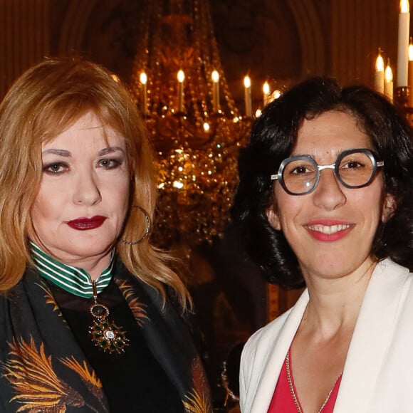 Exclusif - Catherine Jacob, Rima Abdul-Malak (ministre de la Culture) - Cérémonie de remise des insignes de Commandeur des Arts et des Lettres à Catherine Jacob au Ministère de la Culture à Paris le 5 septembre 2023. Actrice populaire, Catherine Jacob fut élevée au grade de commandeure de l’ordre des Arts et Lettres en 2019 par le ministre Franck Riester. En raison des épisodes du Covid 19, la cérémonie n’avait pu avoir lieu. Cet oubli est réparé en ce mardi 5 septembre 2023 au Ministère de la culture par la ministre de la culture Rima Abdul-Malak. Ami de Catherine Jacob, Gilles Muzas, ancien conseiller politique et président d’une agence de conseil a réunit autour d’elle ses amis du monde du spectacle et de la culture. © Christophe Clovis / Bestimage  No Web - Belgique et Suisse 