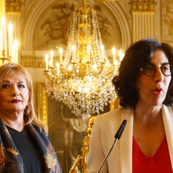 Exclusif - Catherine Jacob, Rima Abdul-Malak (ministre de la Culture) - Cérémonie de remise des insignes de Commandeur des Arts et des Lettres à Catherine Jacob au Ministère de la Culture à Paris le 5 septembre 2023. Actrice populaire, Catherine Jacob fut élevée au grade de commandeure de l’ordre des Arts et Lettres en 2019 par le ministre Franck Riester. En raison des épisodes du Covid 19, la cérémonie n’avait pu avoir lieu. Cet oubli est réparé en ce mardi 5 septembre 2023 au Ministère de la culture par la ministre de la culture Rima Abdul-Malak. Ami de Catherine Jacob, Gilles Muzas, ancien conseiller politique et président d’une agence de conseil a réunit autour d’elle ses amis du monde du spectacle et de la culture. © Christophe Clovis / Bestimage  No Web - Belgique et Suisse 