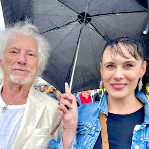 L'occasion pour lui de lui faire une belle déclaration : "Elle m'a donné sa jeunesse."
Hugues Aufray et sa compagne Muriel - People à l'arrivée de la dernière étape du Tour de France 2023 entre Saint-Quentin-en-Yvelines et les Champs-Elysées à Paris le 23 juillet 2023. © Fabien Faure/bestimage