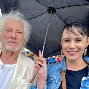 Hugues Aufray et sa compagne Muriel - Dernière étape du Tour de France 2023 entre Saint-Quentin-en-Yvelines et les Champs-Elysées à Paris le 23 juillet 2023. © Fabien Faure/bestimage