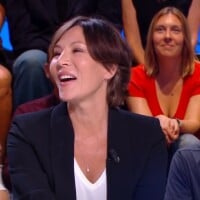 "Assez pourries, oui !" : Mathilde Seigner moqueuse et piquante avec Yann Barthes, sa soeur Emmanuelle hilare