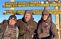Paul Belmondo a gravi le sommet du Kilimandjaro avec son fils, l'acteur Victor Belmondo, et l'un de ses amis