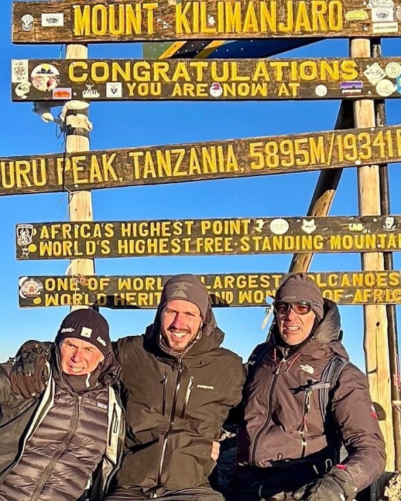 Photo : Paul Belmondo pose au sommet du Kilimandjaro avec l'un de ses ...
