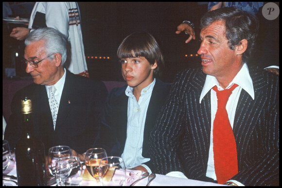 Jean-Paul Belmondo avec son père et son fils Paul Belmondo lors d'un dîner en 1977.
