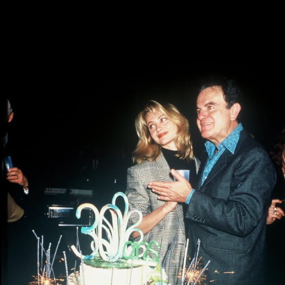 Rétro - Guy Béart fait ses adieux à la scène
Guy Béart avec Emmanuelle Béart après un concert à l'Olympia en 1987