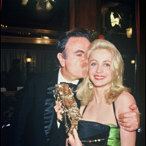 Archives - Emmanuelle Béart avec son père Guy Béart après avoir remporté un César