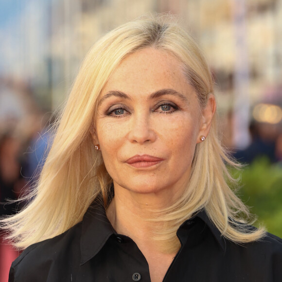Si Emmanuelle Béart ne révèle pas explicitement l'identité de la personne à l'origine des pratiques incestueuses dont elle a fait l'objet, elle a toutefois mis son père Guy Béart hors de cause
Info - Emmanuelle Béart révèle avoir été victime d'inceste pendant quatre ans au cours de son adolescence - Emmanuelle Béart sur le tapis rouge de la cérémonie de clôture du 37ème festival du film de Cabourg (37ème journées romantiques du 14 au 18 juin 2023), à Cabourg, France, le 17 juin 2023. © Coadic Guirec/Bestimage 