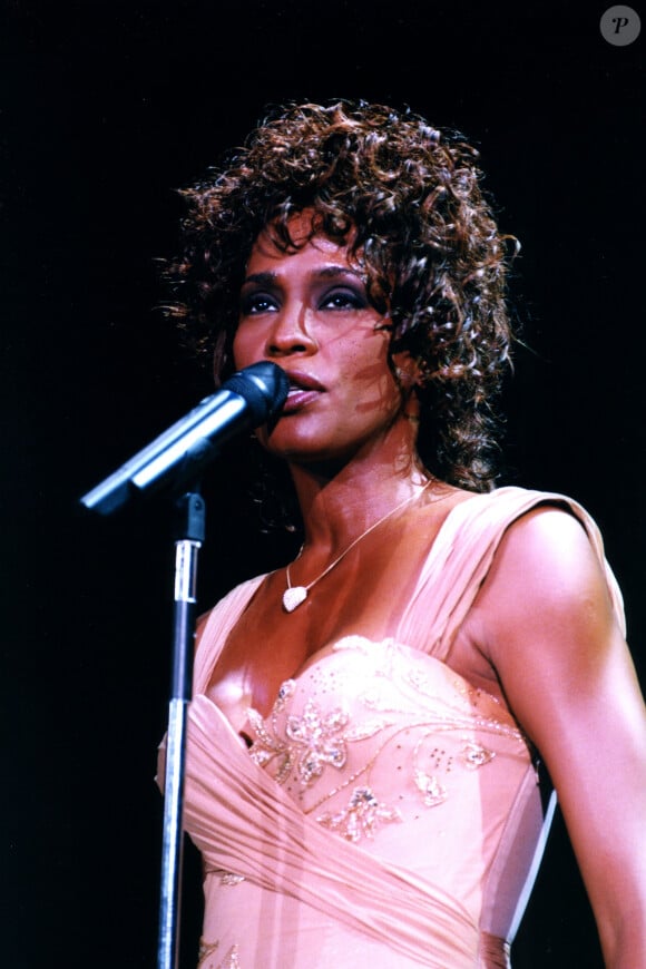 Whitney Houston est à retrouver ce jeudi soir sur TMC dans "Bodyguard".
Whitney Houston a Paris Bercy
