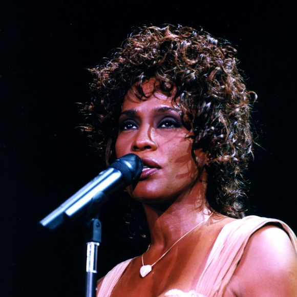 Whitney Houston est à retrouver ce jeudi soir sur TMC dans "Bodyguard".
Whitney Houston a Paris Bercy
