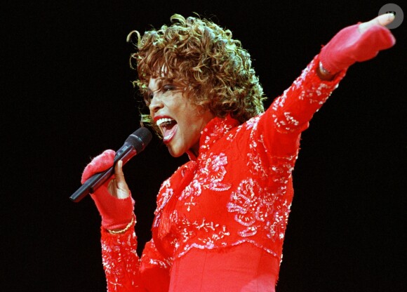 Et plus précisément aux détails concernant sa mort.
Whitney Houston à Aschaffenbourg en Allemagne. Juiller 1998.
