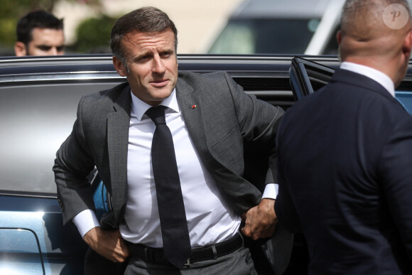 Le président français Emmanuel Macron se rend dans les Pyrénées-Atlantiques, à Orthez, aux côtés des élèves et personnels du collège Daniel Argote, à l’occasion de la rentrée scolaire, France, le 5 septembre 2023. © Stéphane Lemouton/Bestimage