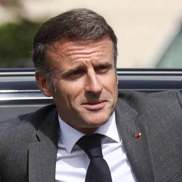 Le président français Emmanuel Macron se rend dans les Pyrénées-Atlantiques, à Orthez, aux côtés des élèves et personnels du collège Daniel Argote, à l’occasion de la rentrée scolaire, France, le 5 septembre 2023. © Stéphane Lemouton/Bestimage