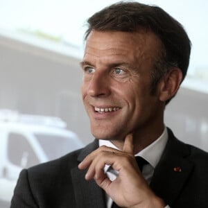 Le président français Emmanuel Macron se rend dans les Pyrénées-Atlantiques, à Orthez, aux côtés des élèves et personnels du collège Daniel Argote, à l’occasion de la rentrée scolaire, France, le 5 septembre 2023. © Stéphane Lemouton/Bestimage