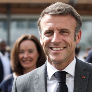 Le président français Emmanuel Macron se rend dans les Pyrénées-Atlantiques, à Orthez, aux côtés des élèves et personnels du collège Daniel Argote, à l’occasion de la rentrée scolaire, en France, le 5 septembre 2023. © Stéphane Lemouton/Bestimage